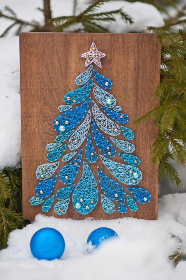 Beau panneau du Nouvel An avec un sapin de Noël bleu
