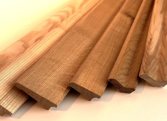 Un assortiment moderne de plinthes en bois vous permettra de choisir l'option la plus adaptée à votre intérieur