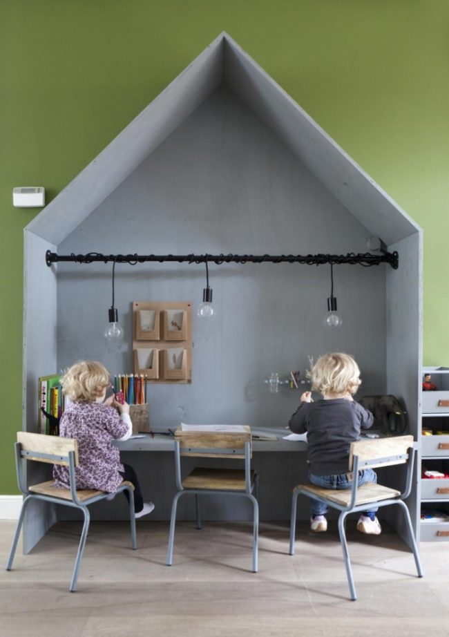 Espace de travail dédié aux enfants sous forme de maison