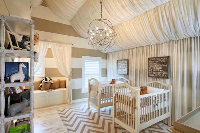 Chambre bébé carrée décorée de tulle clair