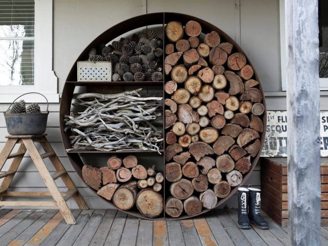Bûcher circulaire avec zonage bois de chauffage et étagères