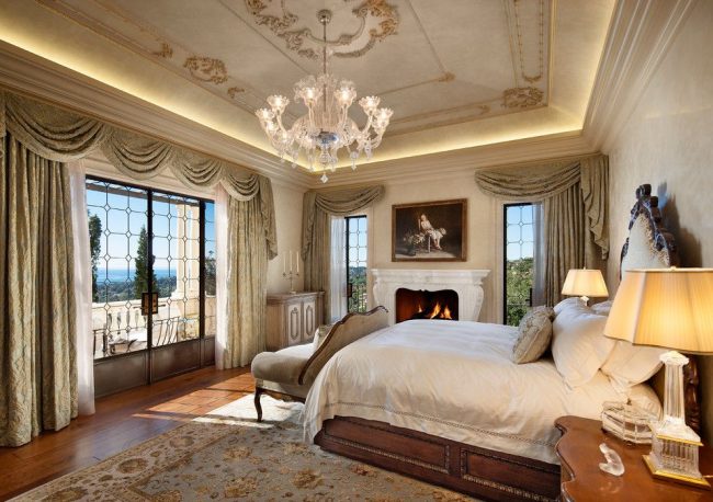 Les rideaux à lambrequins sont populaires dans les chambres au style classique clair.