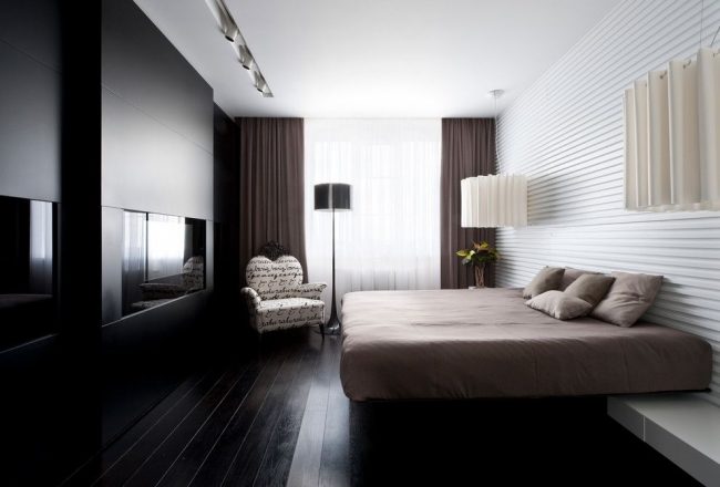 Chambre à coucher de style moderne avec des rideaux occultants au sol