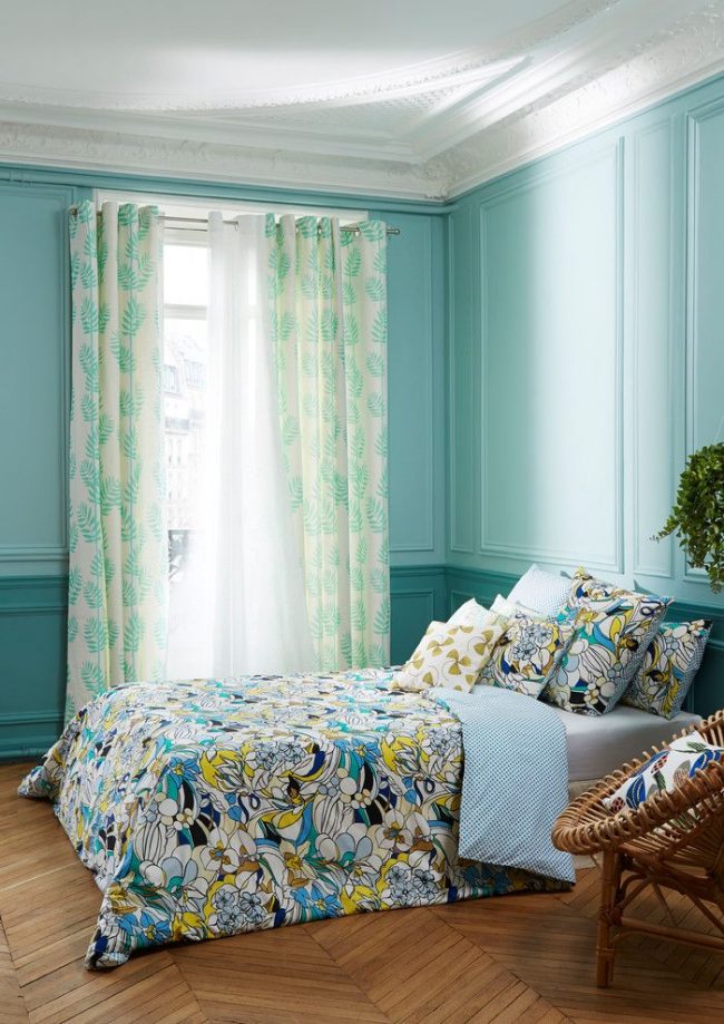 Les rideaux à œillets de couleur claire conviennent bien à une chambre bleu assez vif