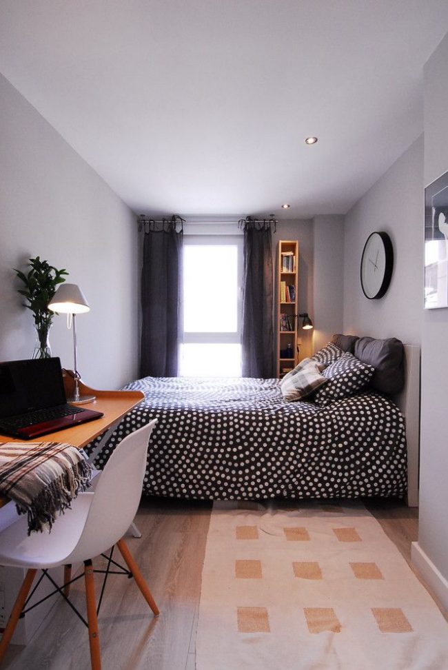 Chambre à coucher moderne et élégante avec des rideaux à cordons sombres