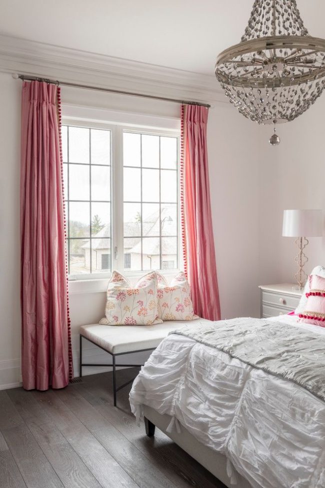 Les rideaux classiques en taffetas rose sont parfaits pour une chambre de fille
