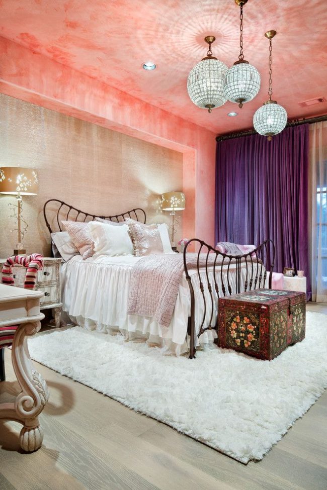 Chambre lumineuse de style méditerranéen avec des rideaux violet foncé jusqu'au sol