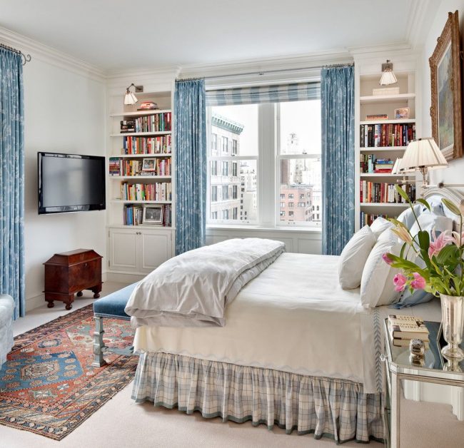 Rideaux à motifs bleus classiques combinés avec des rideaux romains dans une chambre confortable et lumineuse