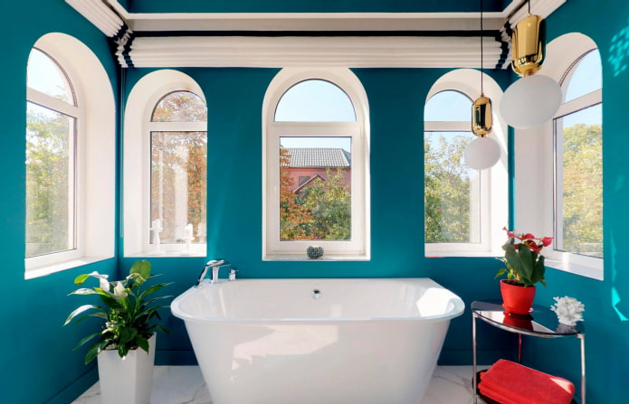 schéma de couleurs de la salle de bain dans un style méditerranéen