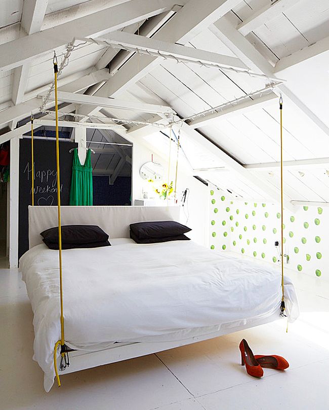 Visuellement, le lit suspendu semble flotter au-dessus de la surface de la pièce