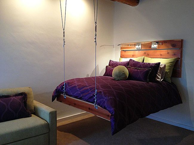 Un lit accroché à un mur change radicalement l'intérieur d'une pièce