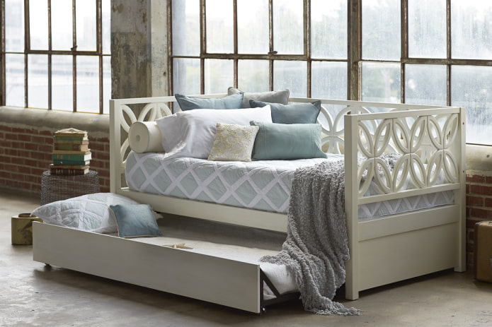 canapé-lit en bois à l'intérieur