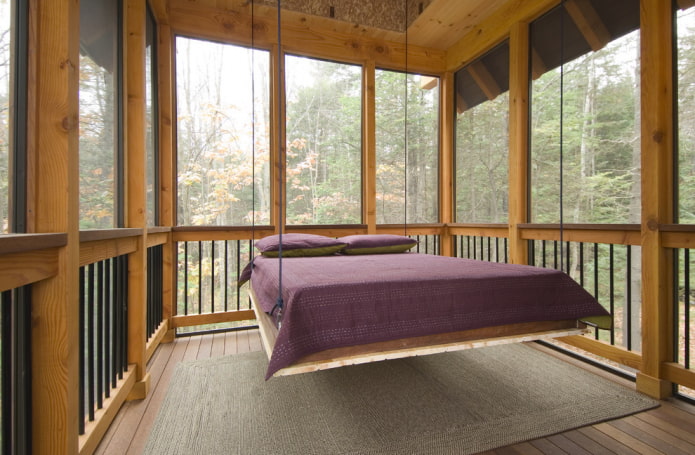 lit rectangulaire en bois à l'intérieur