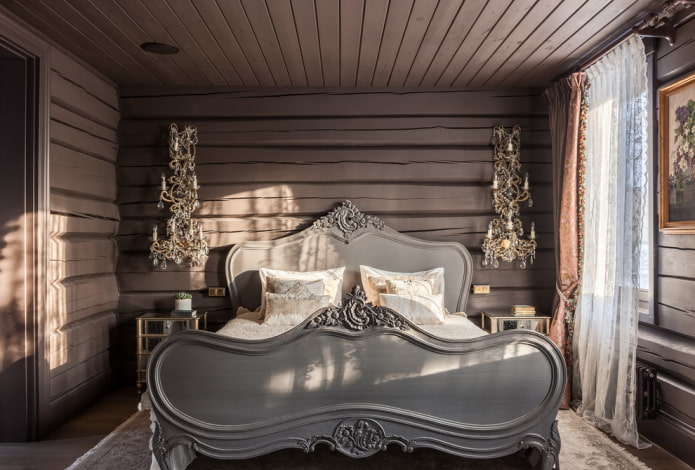 lit en bois avec têtes de lit sculptées à l'intérieur