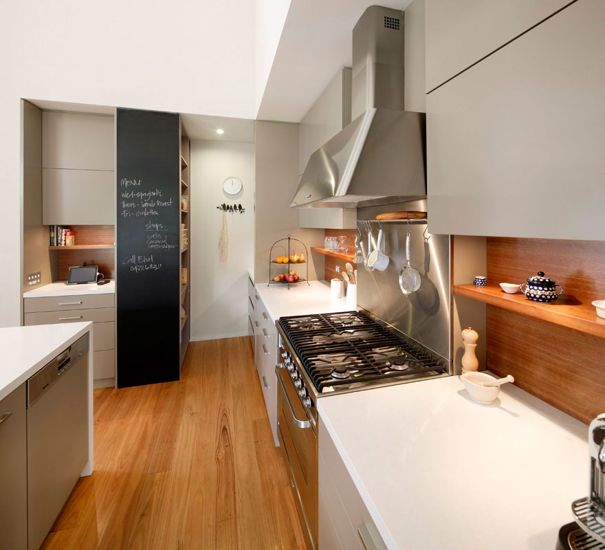 Le style moderne de la cuisine est la simplicité des formes, les lignes droites et bien sûr la couleur blanche du plan de travail.