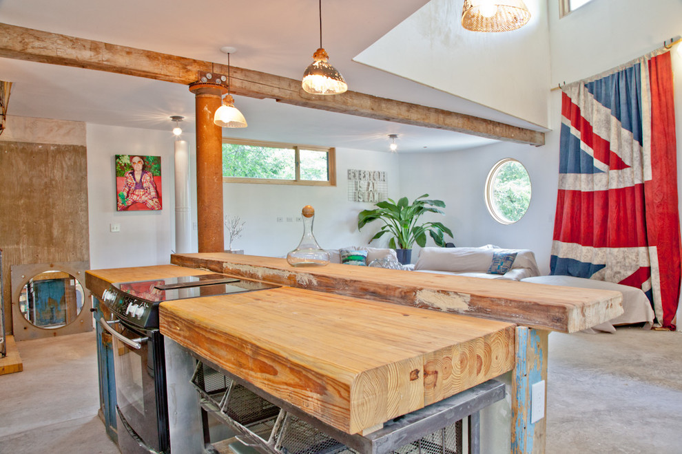 L'option d'un plan de travail en bois grossièrement traité convient à une cuisine de style loft