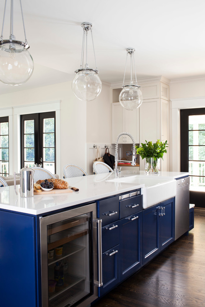 Des comptoirs blancs soufflés et des façades bleues riches sont la garantie d'un bel intérieur