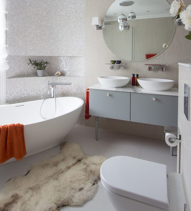 Petite salle de bain classique avec finition en mosaïque blanche