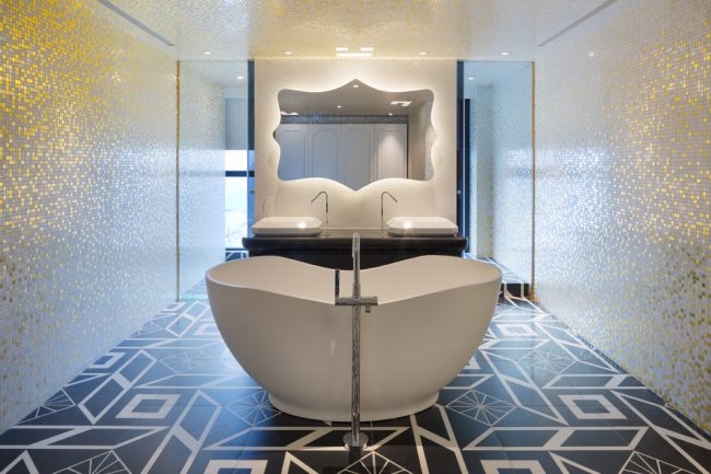 Salle de bain luxueuse Art Nouveau avec décoration murale blanche et or