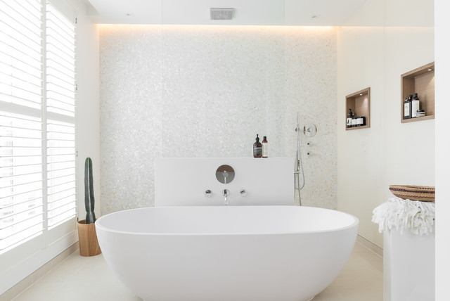 Mur en surbrillance dans la salle de bain avec mosaïque blanche comme neige 