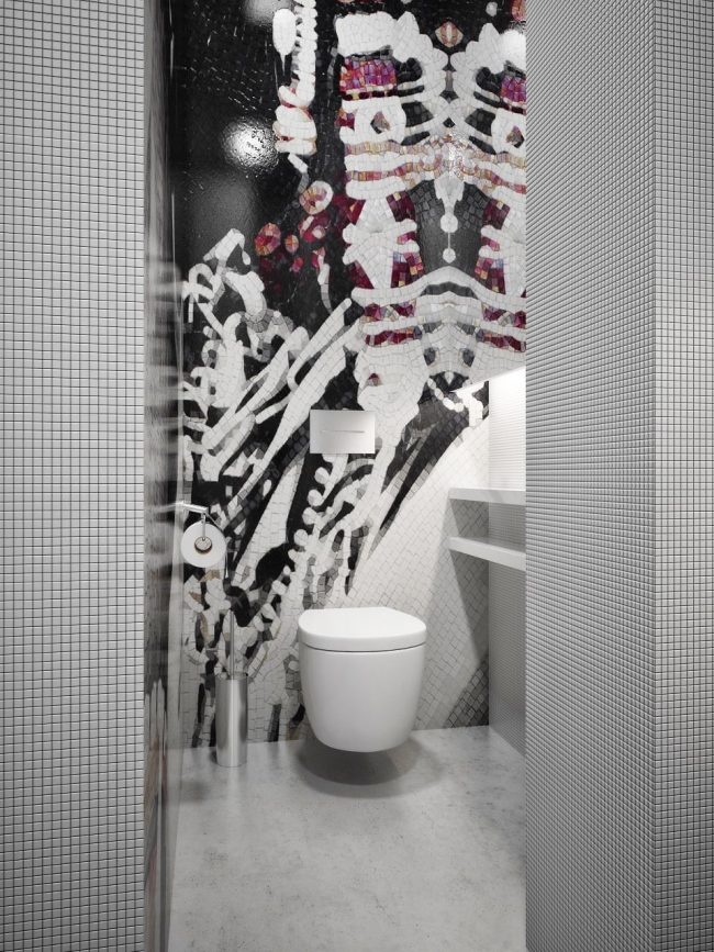 Zonage dans la salle de bain à l'aide d'un motif en mosaïque dans des tons contrastés