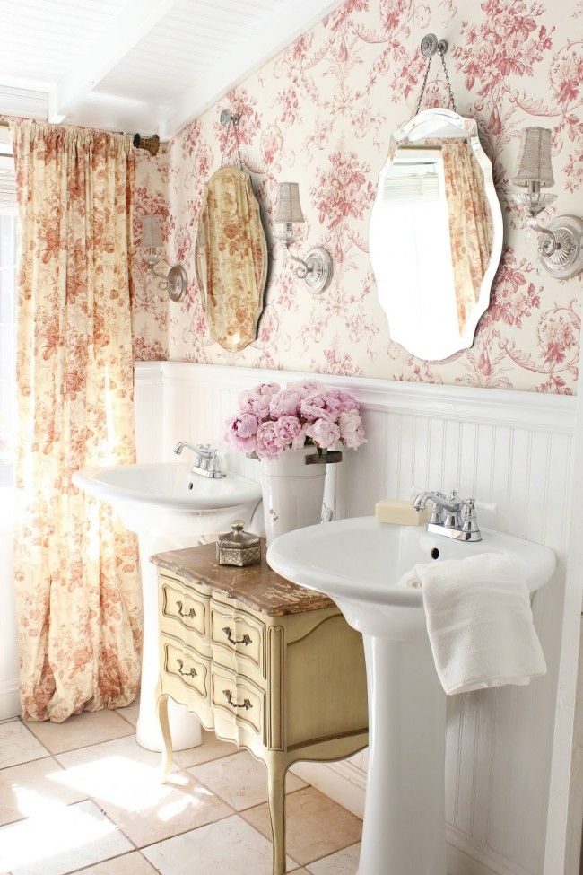 Le papier peint dans le style de la Provence française dans la salle de bain est inhabituel et beau