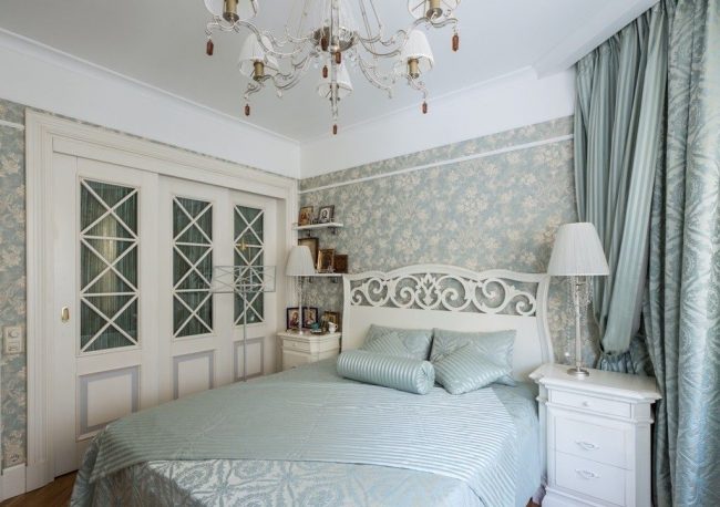 Style provençal dans une petite chambre avec un papier peint gris-beige discret assorti à la pièce