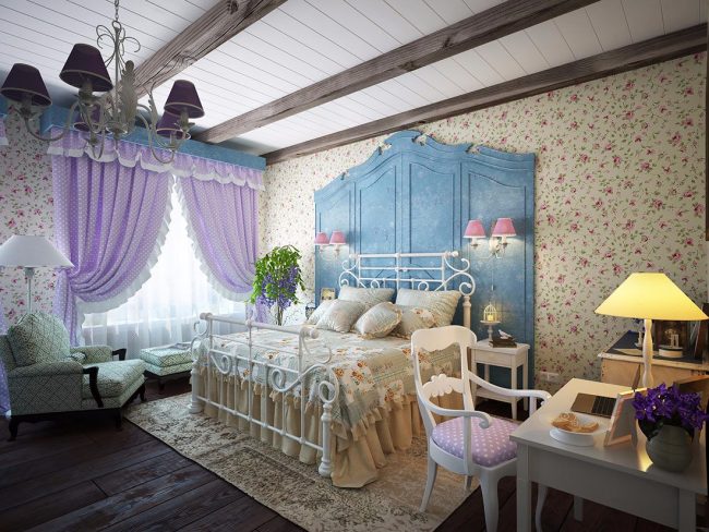 Papier peint à petites fleurs dans la chambre de style provençal