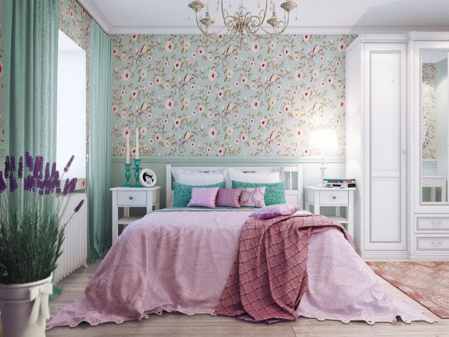 Le papier peint de style provençal avec motif de couleurs combine les deux couleurs principales de la chambre