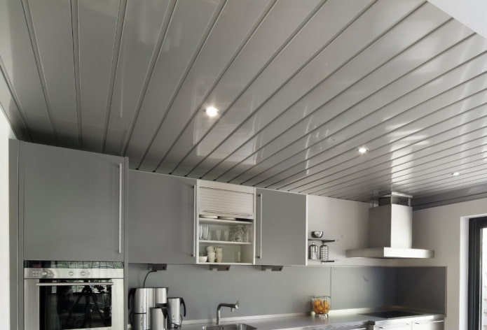 panneaux en aluminium au plafond dans la cuisine