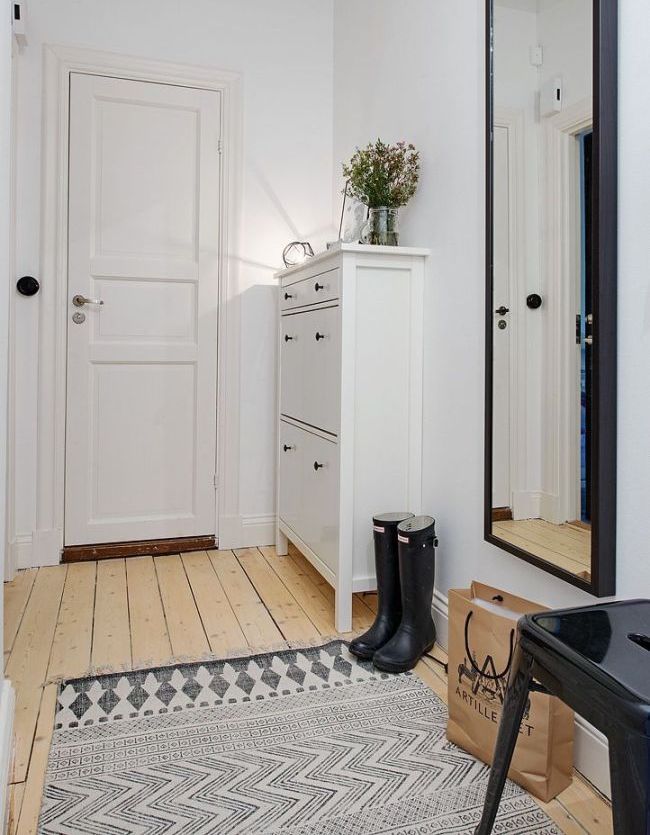 Une armoire à chaussures étroite permettra d'économiser de l'espace dans un petit couloir