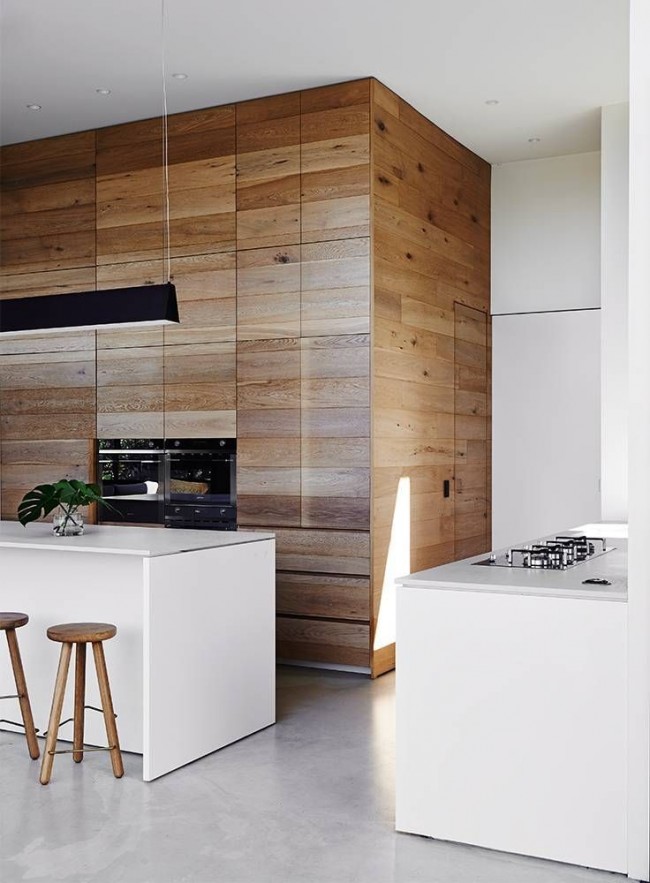 Les panneaux en bois sont une partie expressive d'un intérieur minimaliste