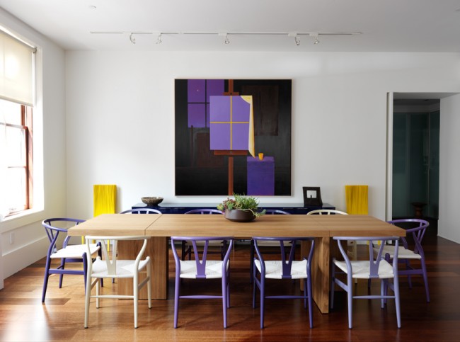 Chaises dans différentes nuances de violet - une idée inhabituelle pour décorer une salle à manger