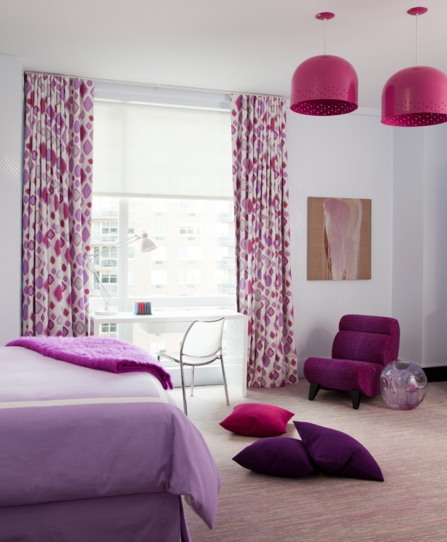 Les rideaux et la literie rose lilas combinés à un fond gris ajoutent de l'ambiance et de la sensualité à la pièce.