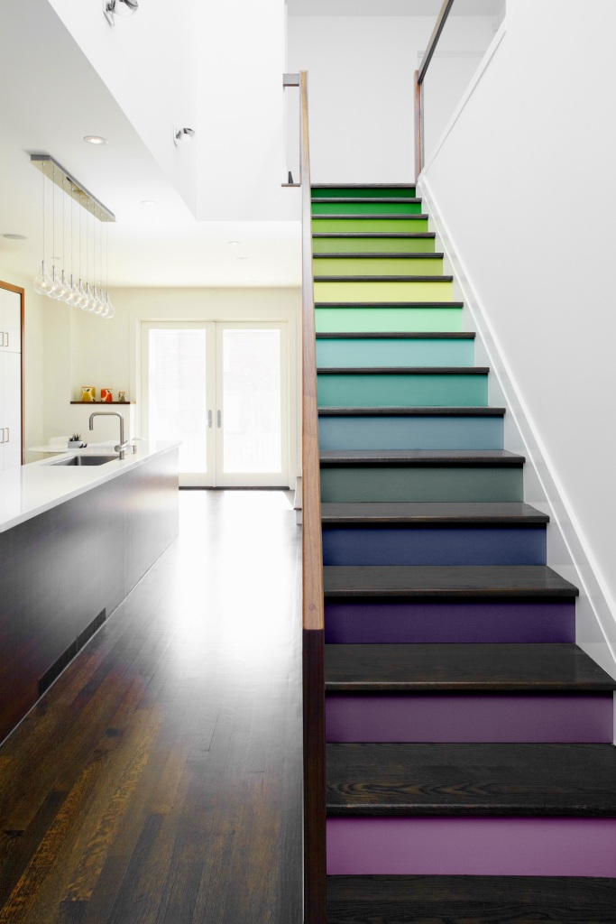 Un escalier amusant avec une transition de couleur lilas-vert ne vous laissera pas indifférent