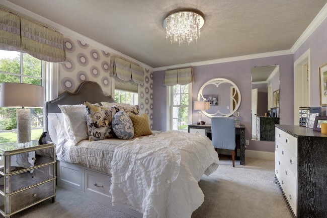 La chambre violette est cool, calme - c'est une bonne ambiance pour dormir