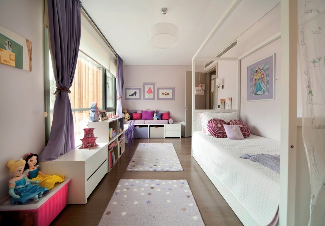 La couleur lilas est utilisée pour décorer la pièce: textiles, cadres, oreillers - accents intérieurs