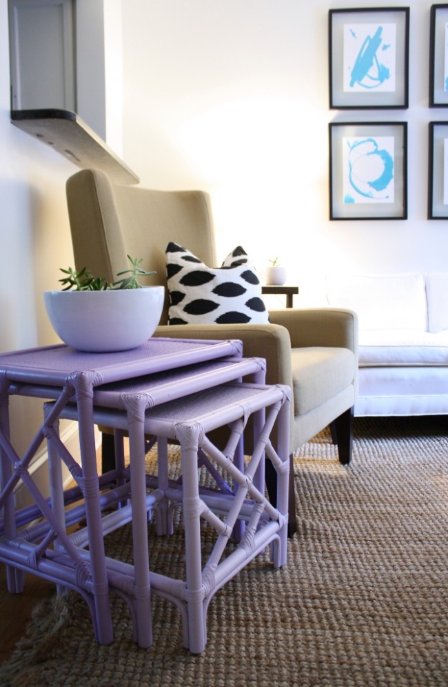 Une table basse lilas pâle décorera le salon