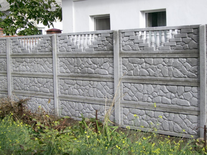 clôture en béton sous la pierre