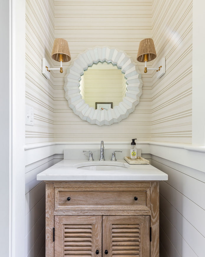 miroir avec appliques à l'intérieur de la salle de bain