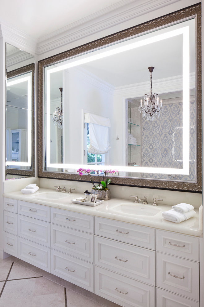 miroir avec éclairage intérieur à l'intérieur de la salle de bain