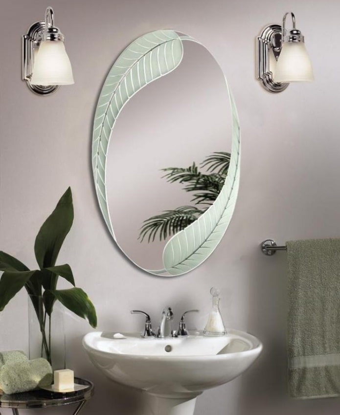 miroir avec motif sablé à l'intérieur de la salle de bain