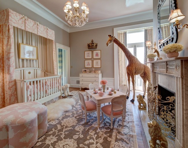 Lit bébé dans une chambre d'enfant spacieuse et lumineuse dans un style classique