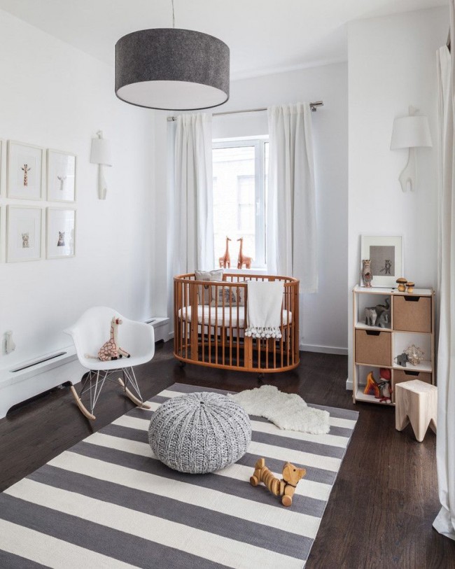 Le lit en bois de couleur naturelle et de forme ovale est le plus sûr possible pour le bébé