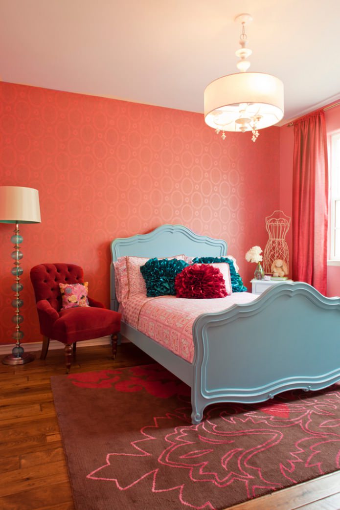 chambre rouge turquoise avec plafond blanc