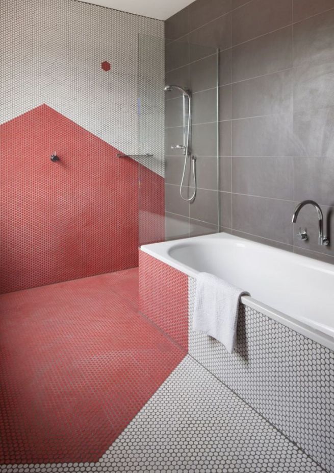 Carrelage rouge et gris dans la salle de bain