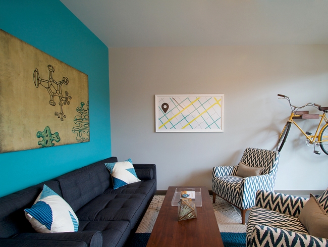 Un mur turquoise brillant suffit à rafraîchir un intérieur gris minimaliste.