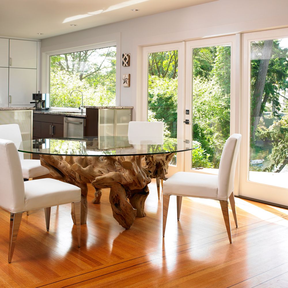 Le bois flotté est une excellente solution décorative pour une table avec un plateau en verre
