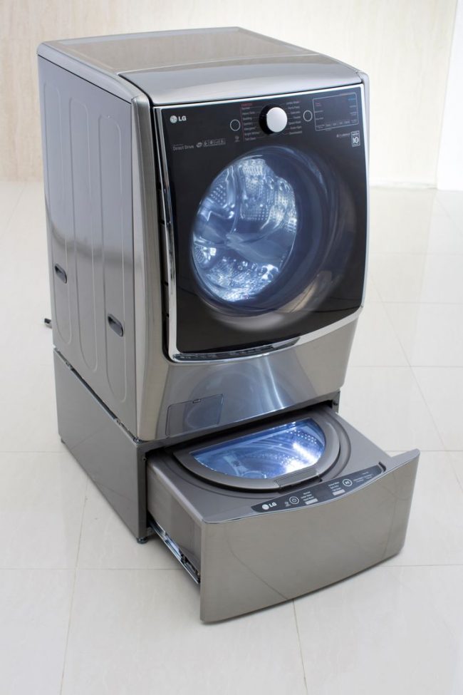 Un modèle inhabituel de la machine à laver LG, appelé Twin Wash System, se distingue par sa taille miniature et est conçu pour être placé sous une machine à laver ordinaire.