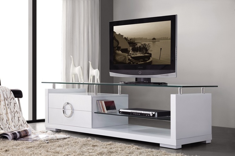 Un meuble TV avec des étagères en verre et des tiroirs en bois est une option confortable et élégante
